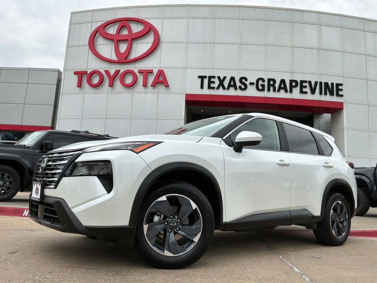 Used 2025 Nissan Rogue SV FWD image 2