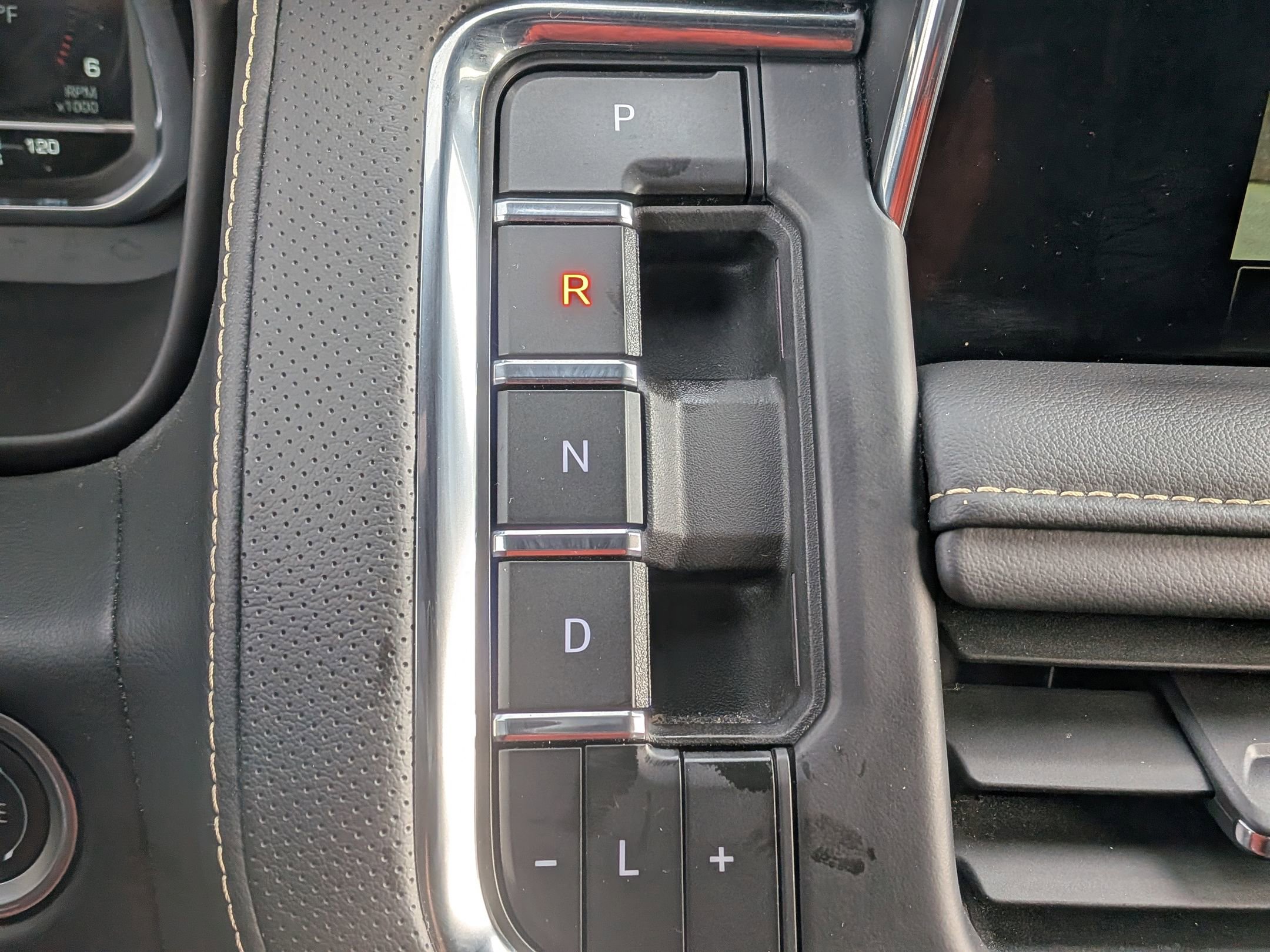 Used 2024 GMC Yukon XL SLT image 31