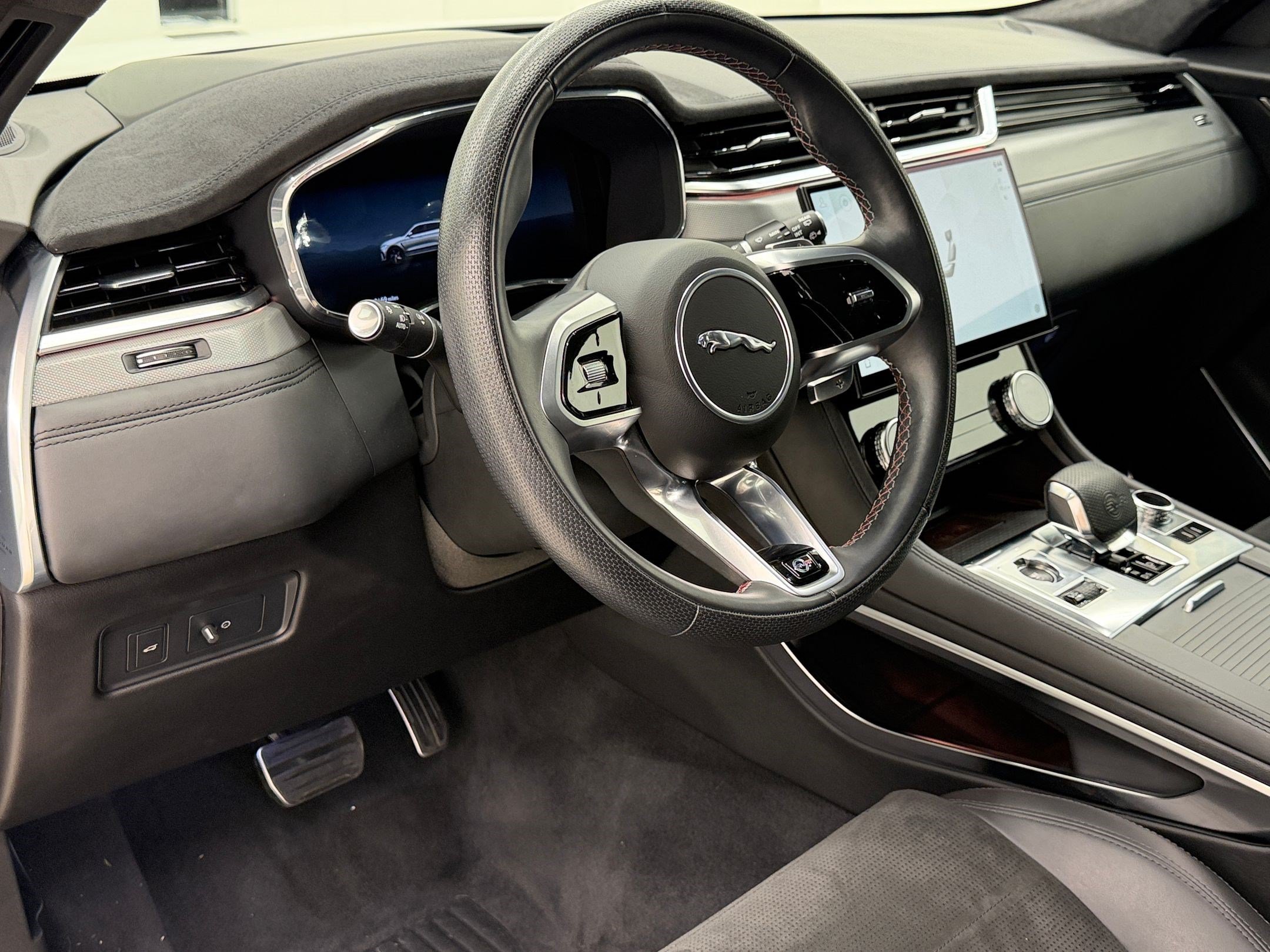 Used 2023 Jaguar F-PACE SVR AWD/4WD image 4