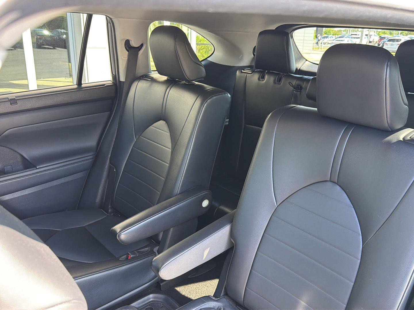 Used 2022 Toyota Highlander XLE FWD image 32