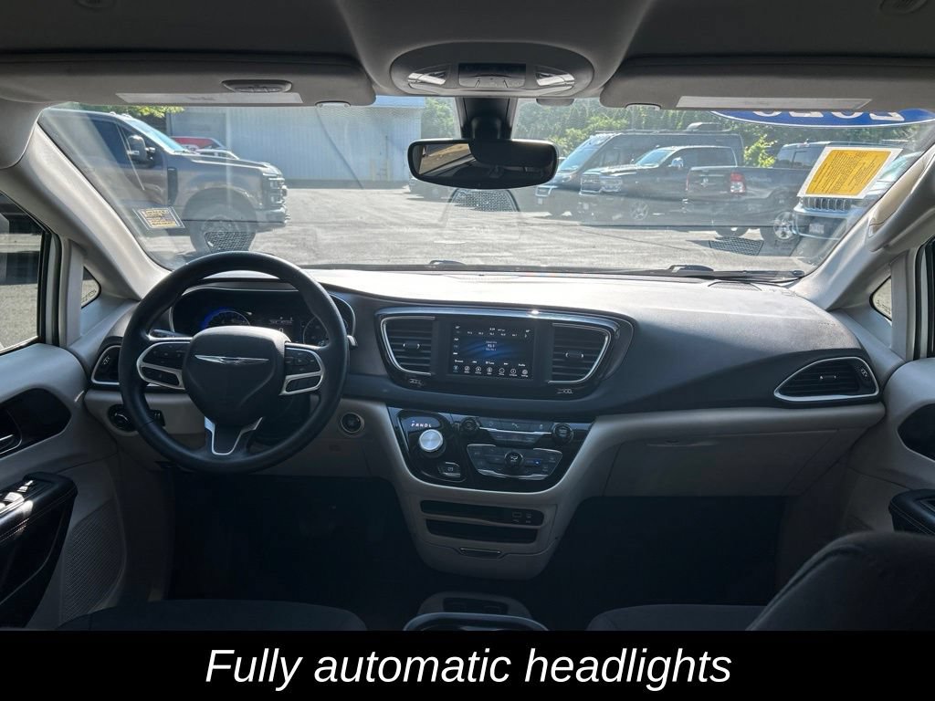 Certified 2020 Chrysler Pacifica Touring FWD image 12