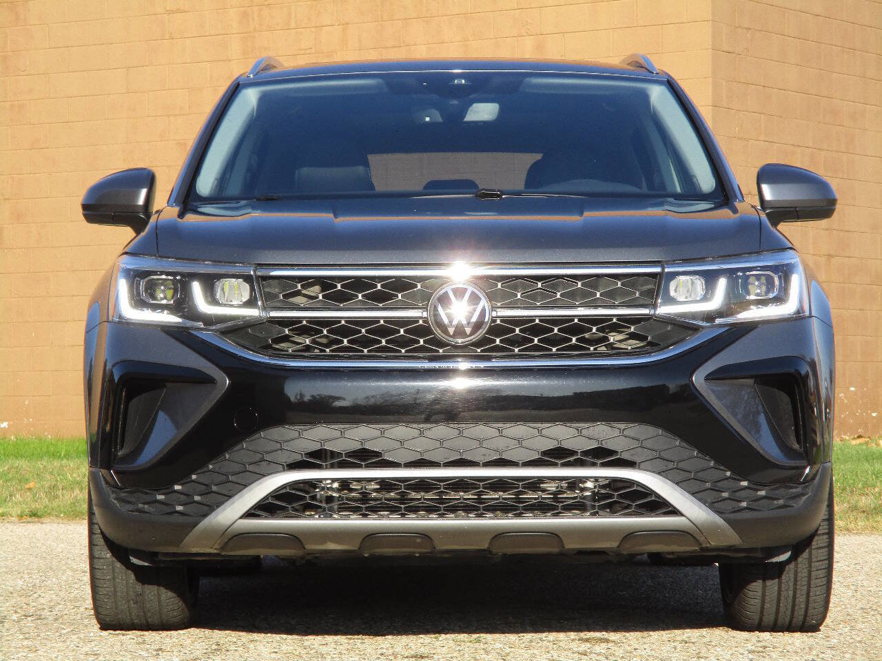 Used 2022 Volkswagen Taos SEL image 2