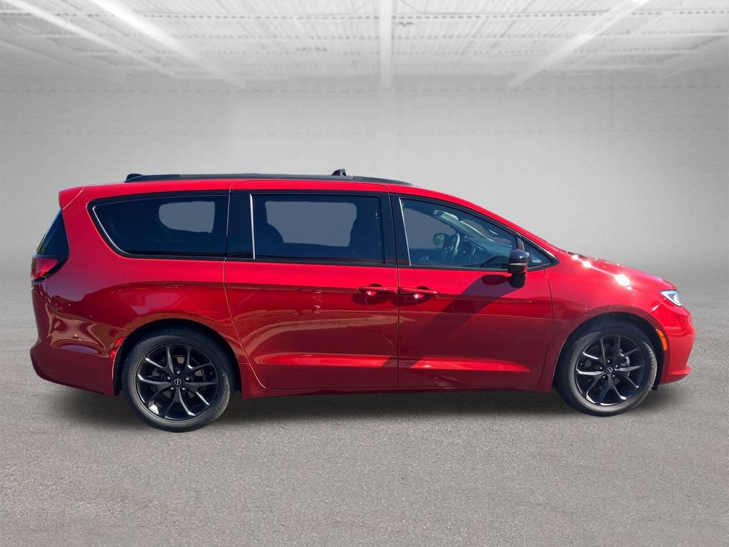 Used 2025 Chrysler Pacifica Limited FWD image 13