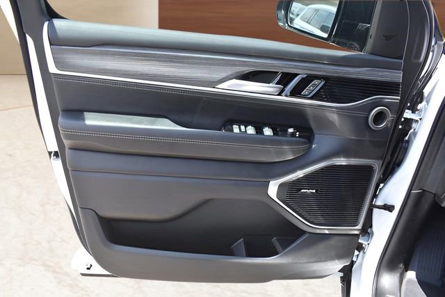 Used 2024 Jeep Wagoneer L Series II w/ Premium Group I image 8