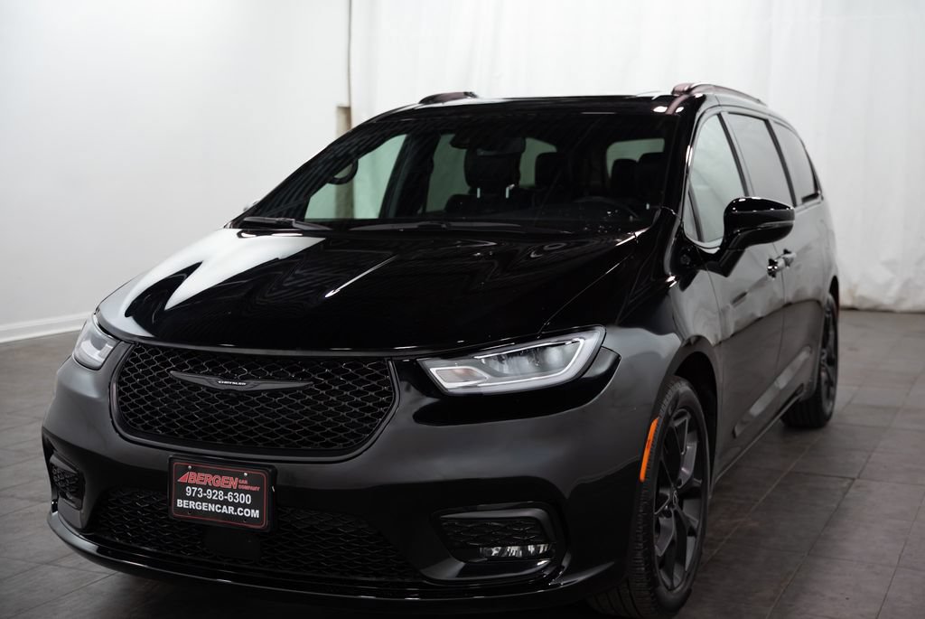 Used 2026 Chrysler Pacifica Limited w/ S Appearance Package FWD image 4
