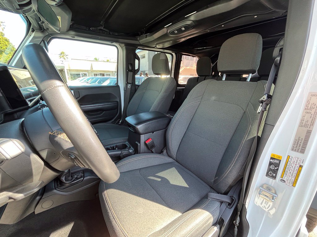 Used 2024 Jeep Wrangler Unlimited AWD/4WD image 15
