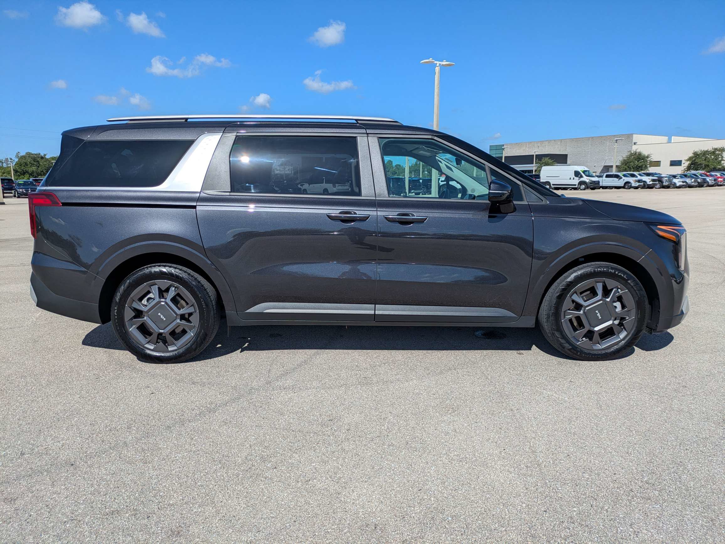 Certified 2025 Kia Carnival EX FWD image 4