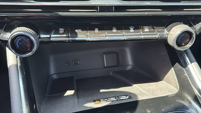 Used 2025 Chevrolet Traverse LT FWD image 19