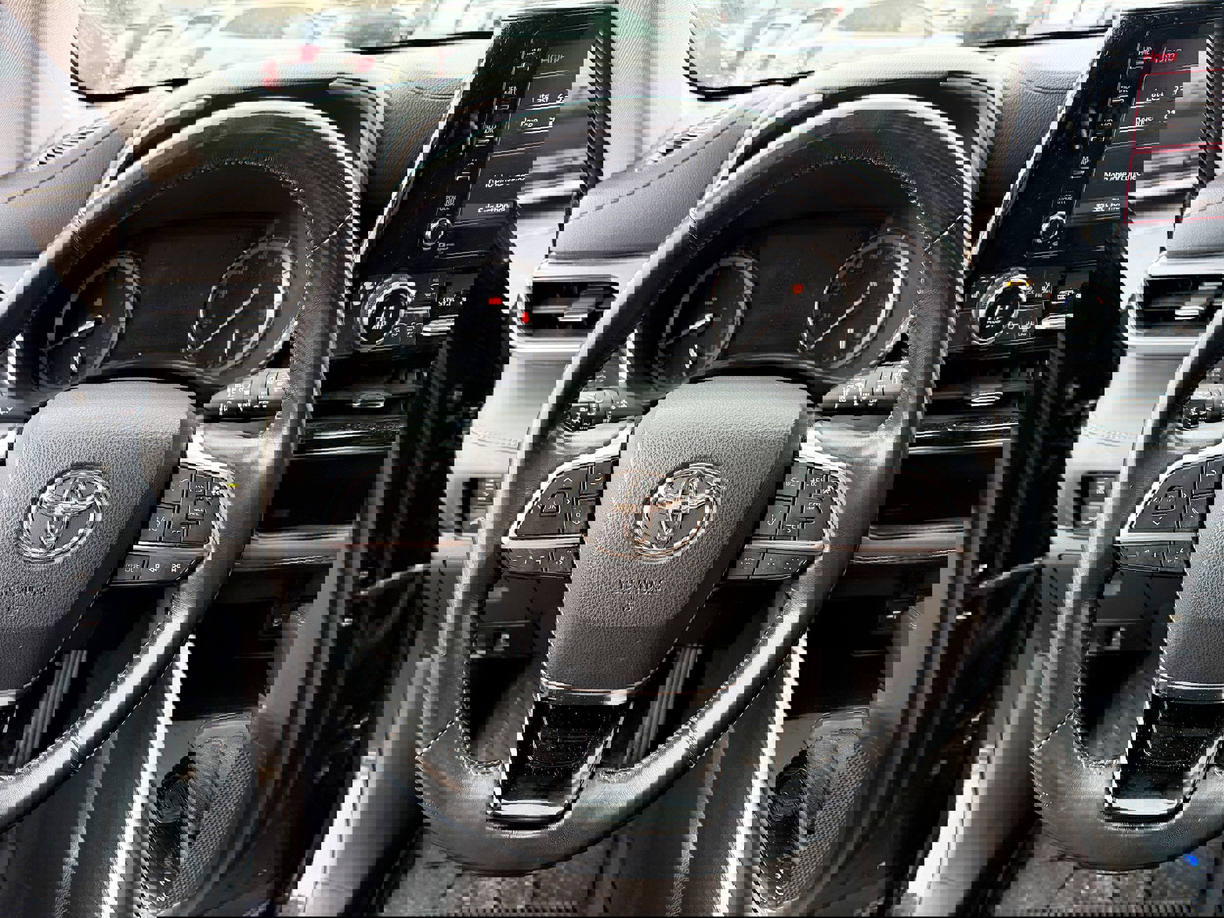 Used 2021 Toyota Highlander XLE image 14