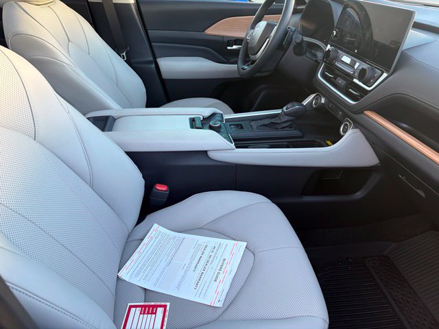 Used 2025 Toyota Grand Highlander AWD image 10