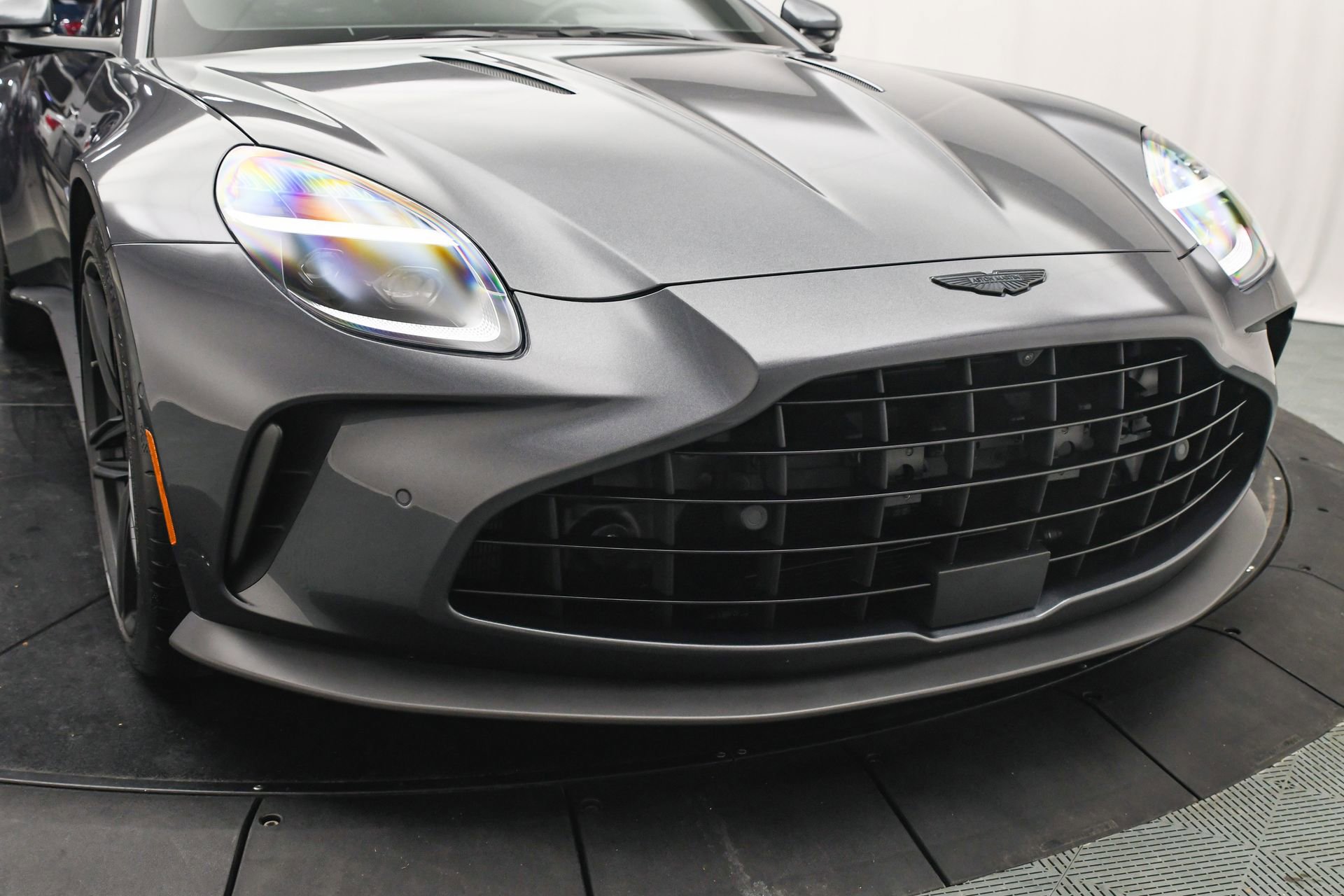 Used 2025 Aston Martin V8 Vantage Coupe image 24