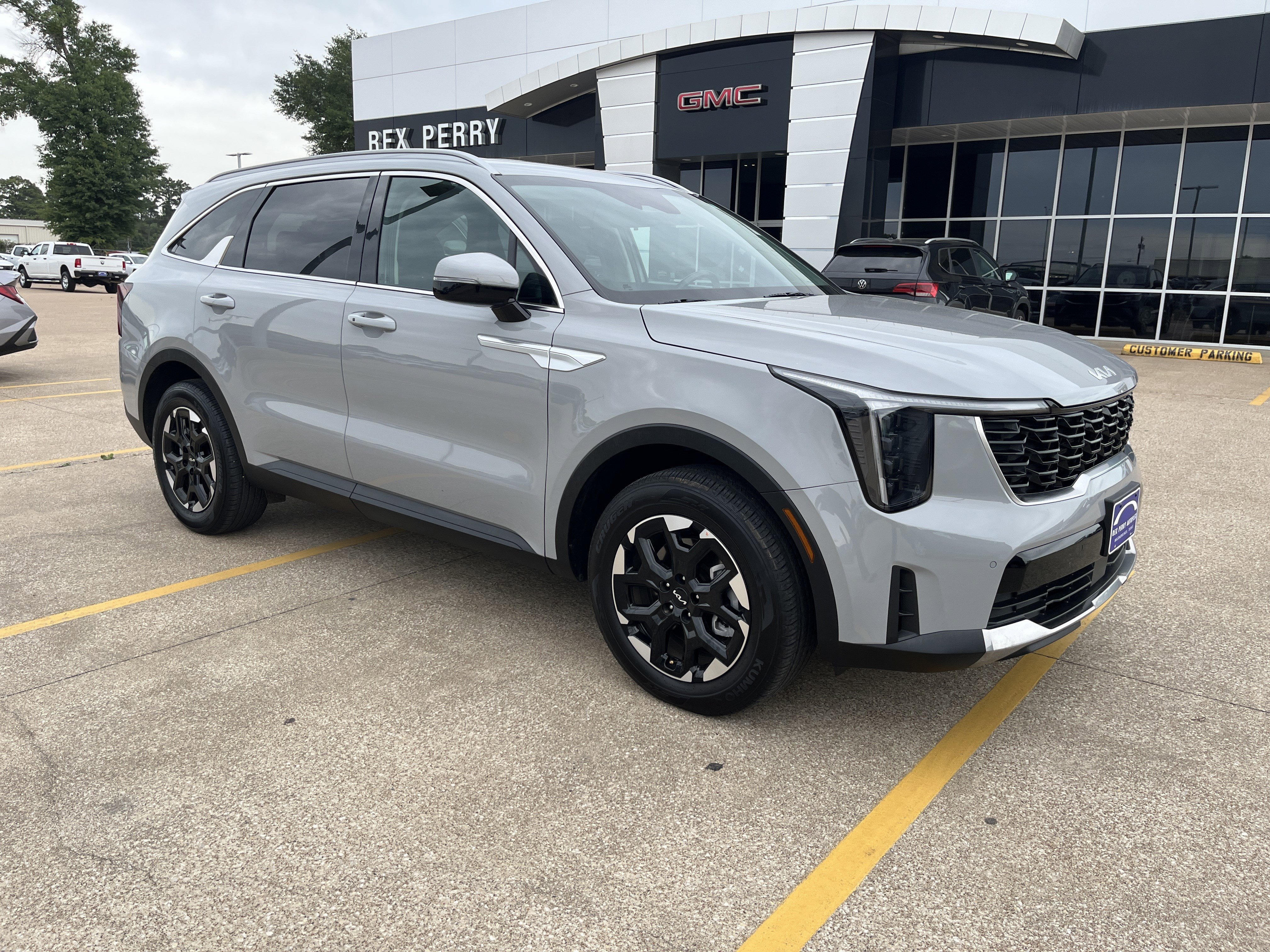 Used 2025 Kia Sorento S FWD image 2