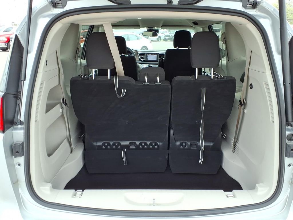 Used 2023 Chrysler Voyager LX image 25