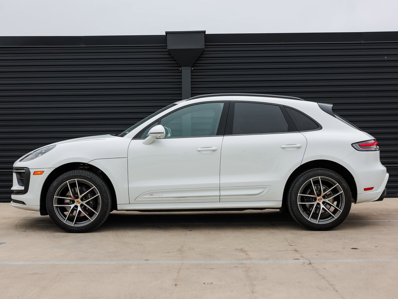 Certified 2023 Porsche Macan image 2