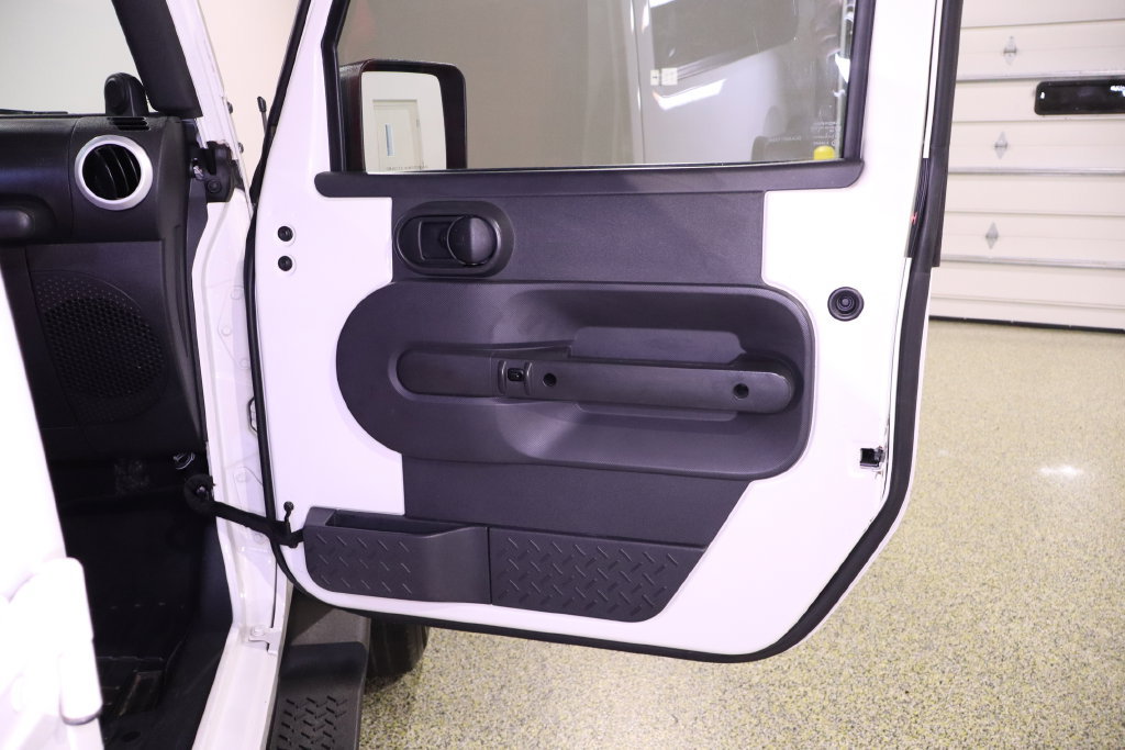 Used 2010 Jeep Wrangler Unlimited Sahara w/ Mopar Chrome Edition Group AWD/4WD image 33