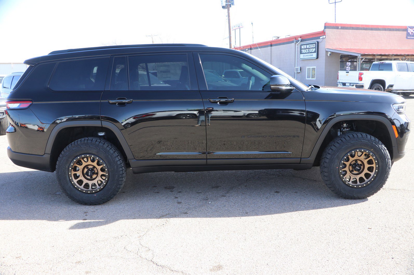 New 2025 Jeep Grand Cherokee L Laredo AWD/4WD image 8