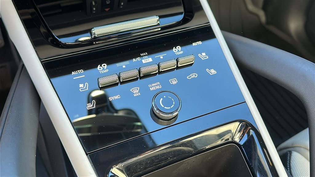 Used 2024 Porsche Cayenne Coupe image 17