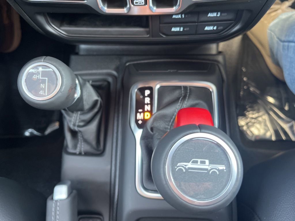 Used 2025 Jeep Gladiator Sport image 15