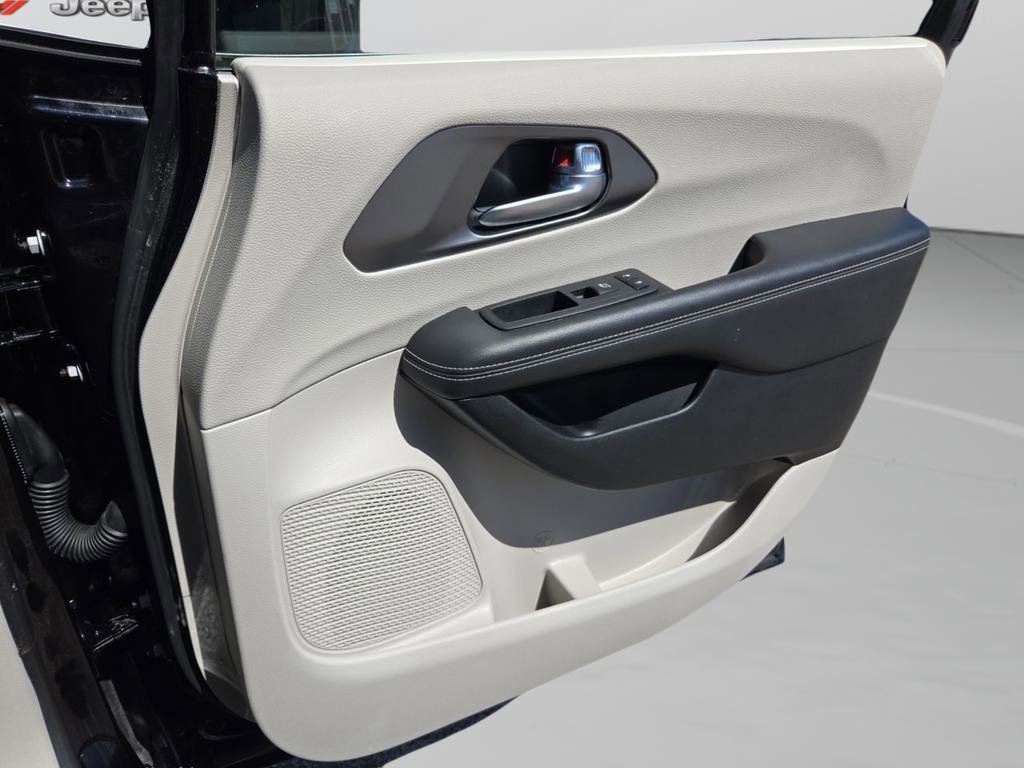 Used 2024 Chrysler Pacifica Touring-L image 30