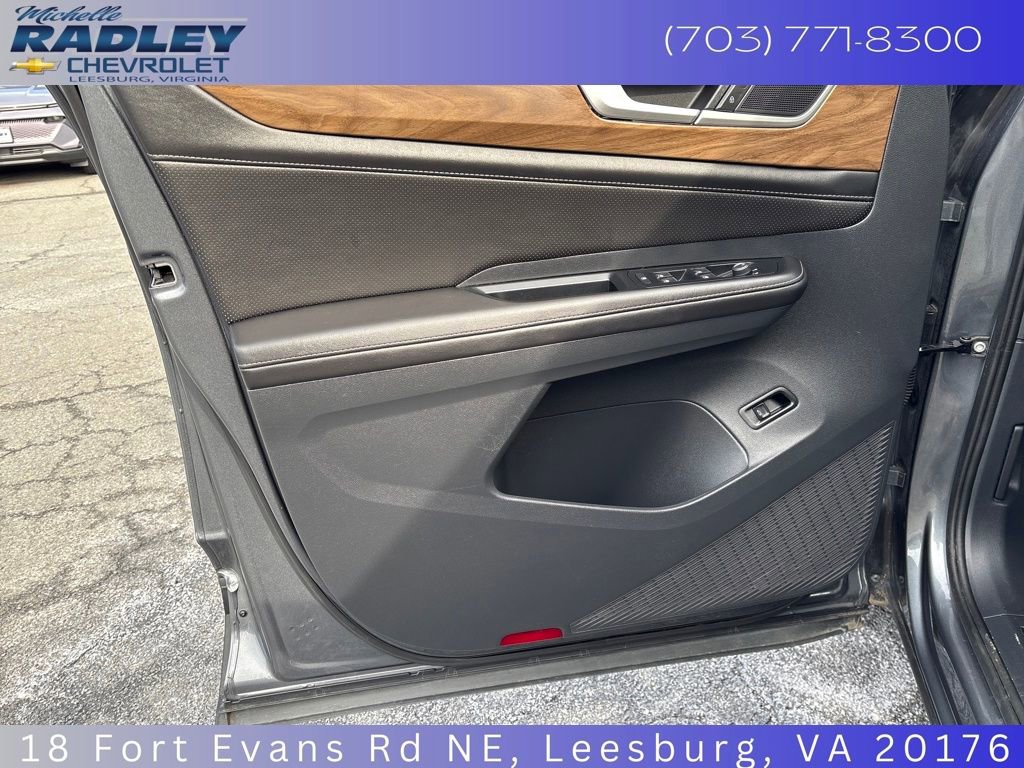 Used 2025 Volkswagen Atlas SE image 14