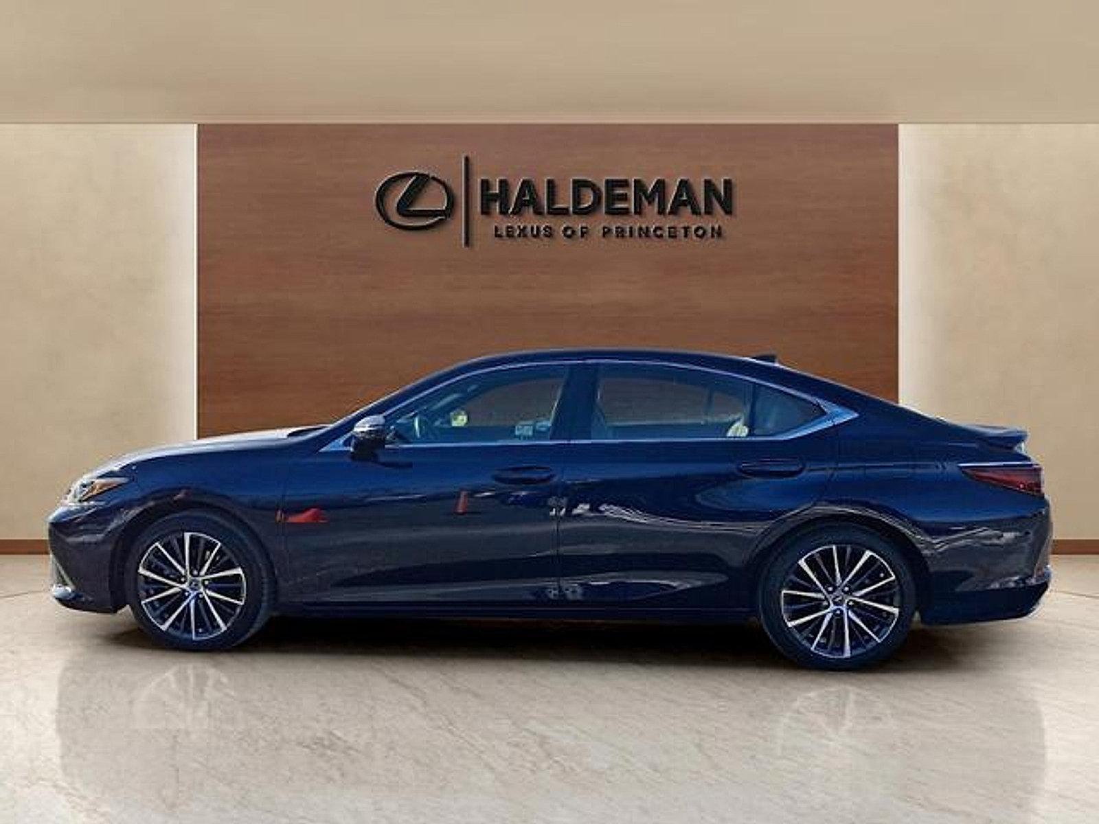 Used 2022 Lexus ES 350 w/ Premium Package FWD image 4
