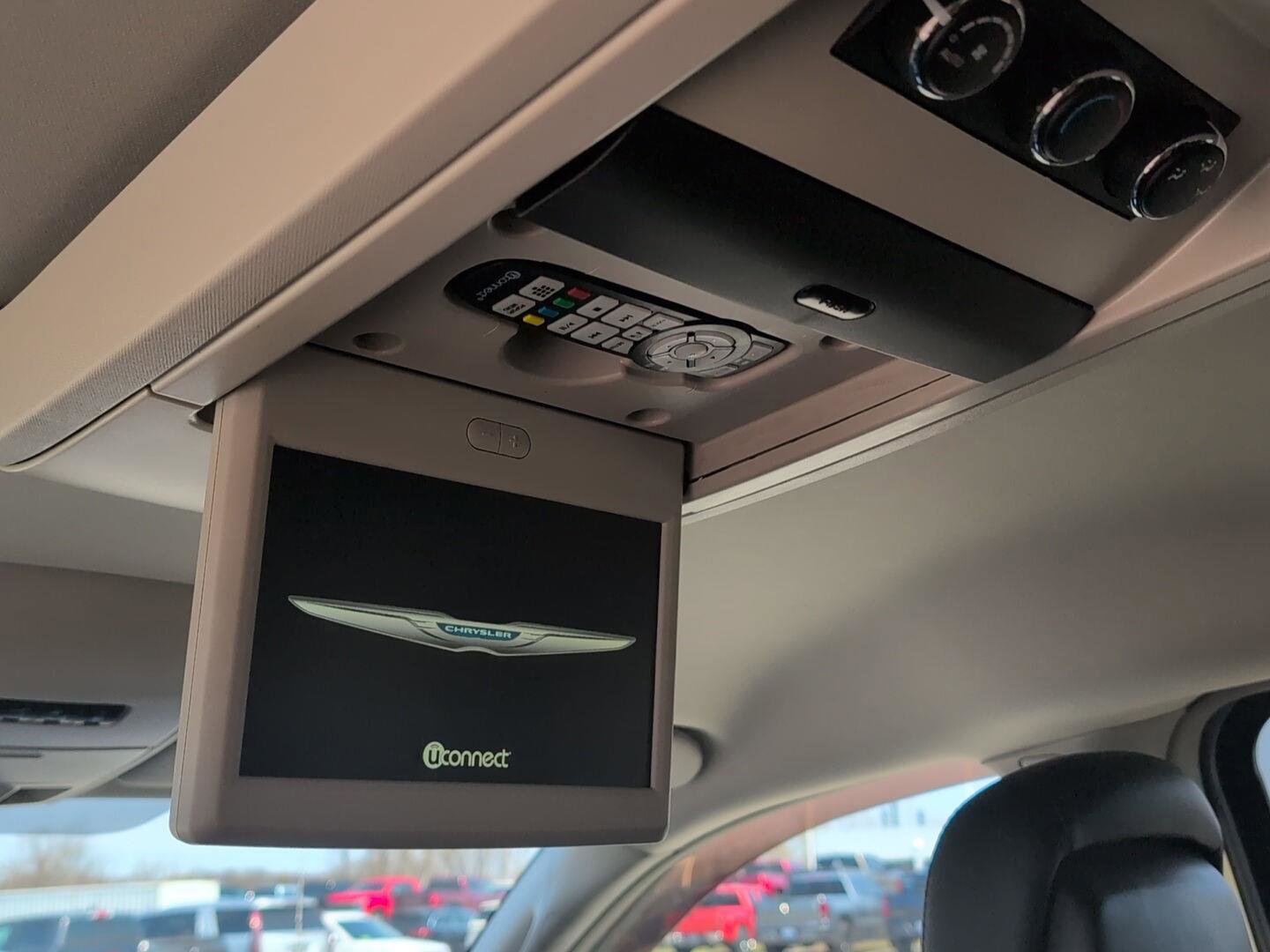 Used 2015 Chrysler Town & Country Touring-L w/ Driver Convenience Group image 14