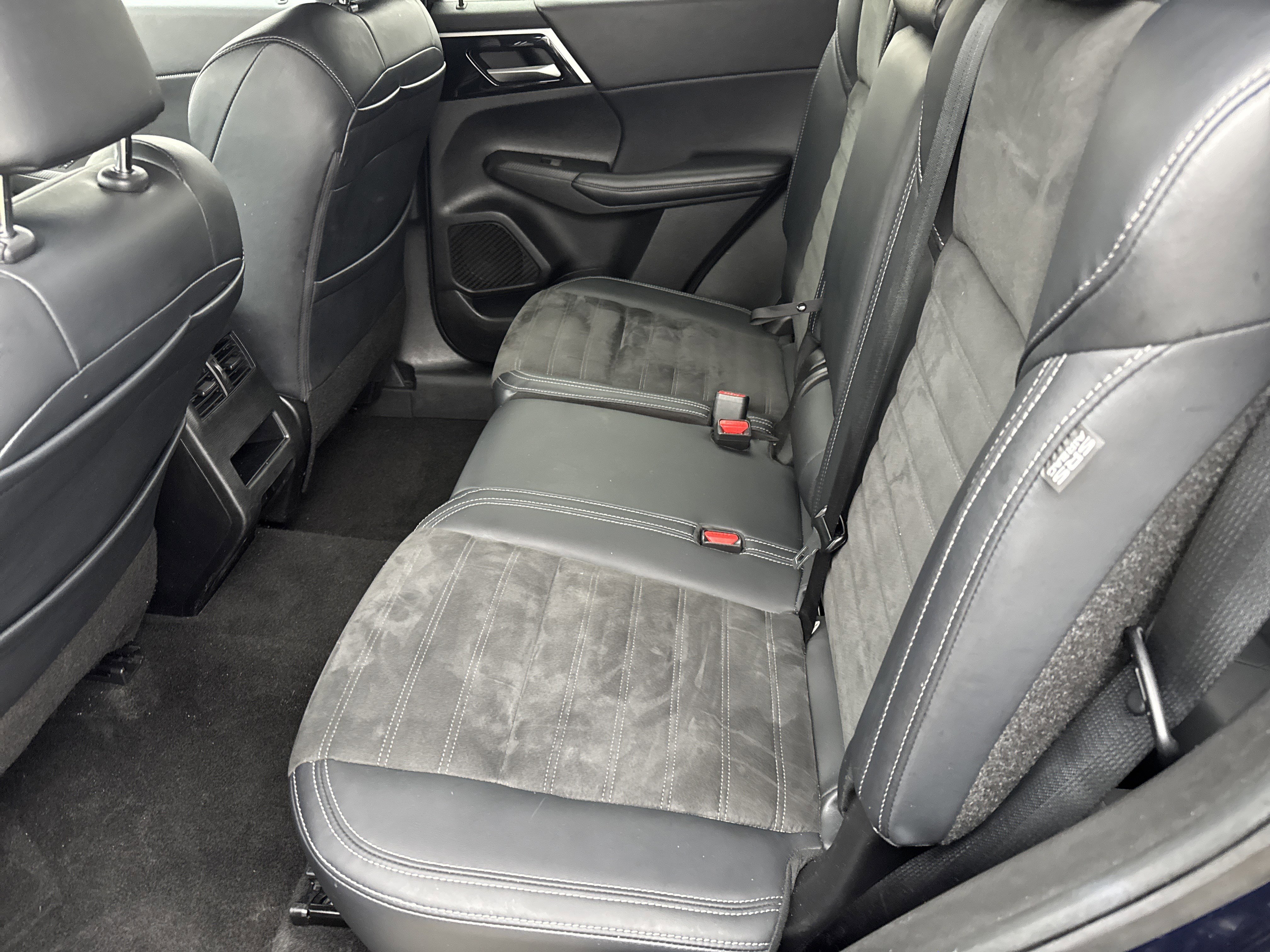 Used 2024 Mitsubishi Outlander SE Black Edition image 6