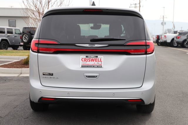 Used 2024 Chrysler Pacifica Touring-L FWD image 4