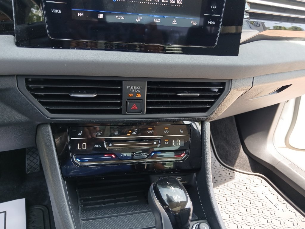 Certified 2025 Volkswagen Jetta SE w/ Sunroof Package FWD image 16
