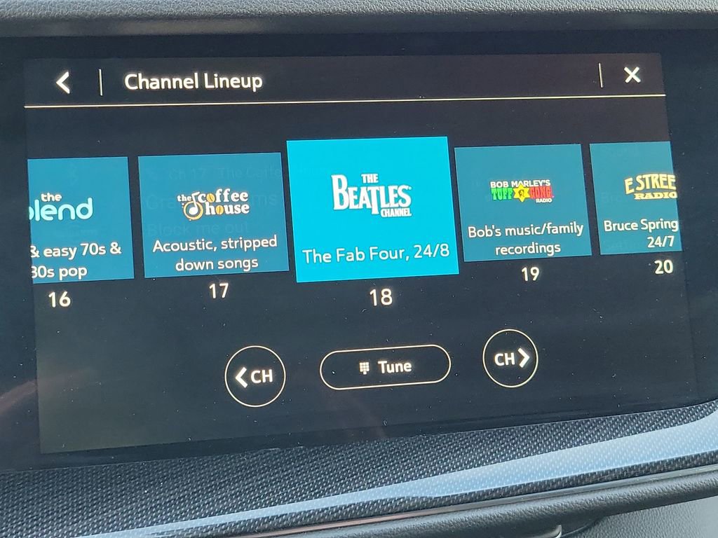 Used 2022 Buick Envision Essence w/ Sport Touring Package image 17