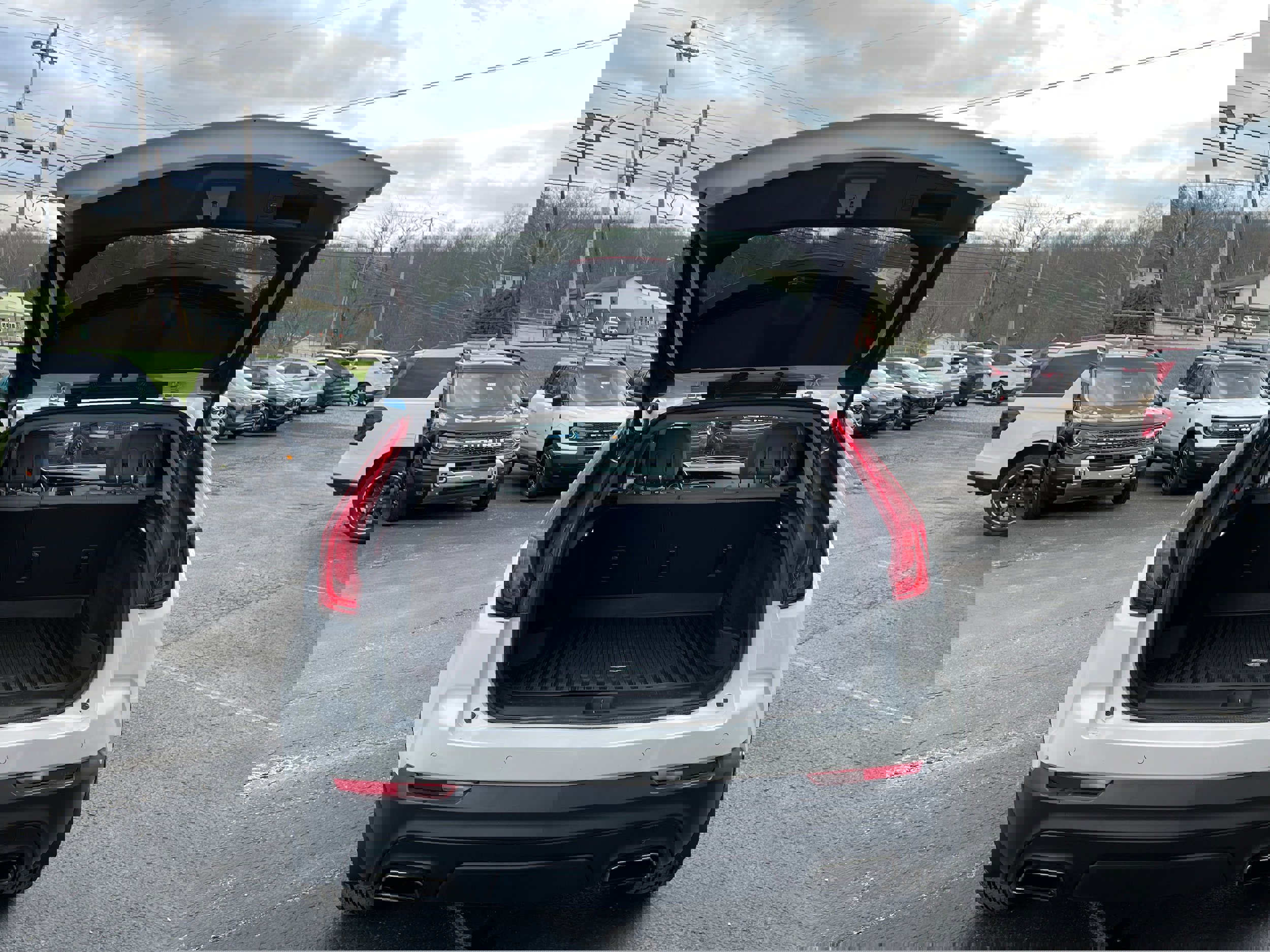 Used 2022 Cadillac XT4 Luxury w/ Cold Weather Package image 10