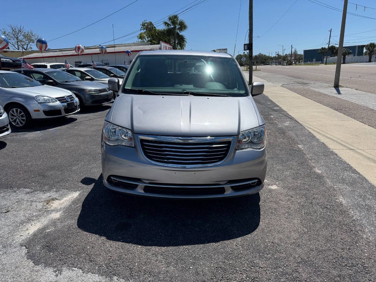 Used 2016 Chrysler Town & Country Touring image 3