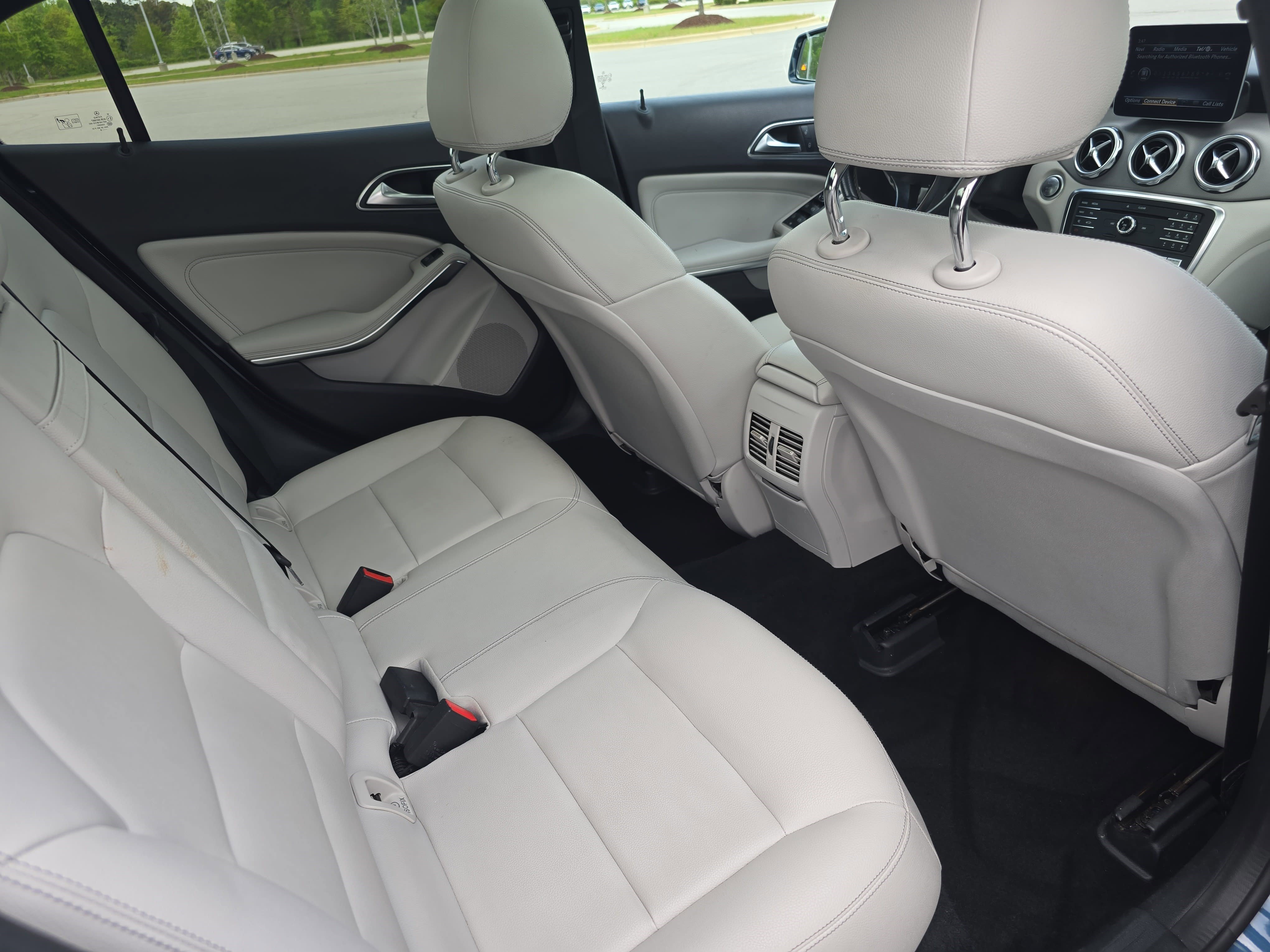 Used 2020 Mercedes-Benz GLA 250 4MATIC w/ Premium Package image 11