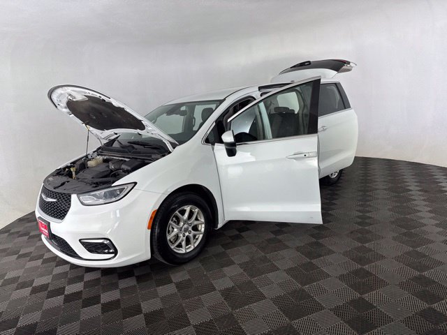 Used 2023 Chrysler Pacifica Touring-L FWD image 13