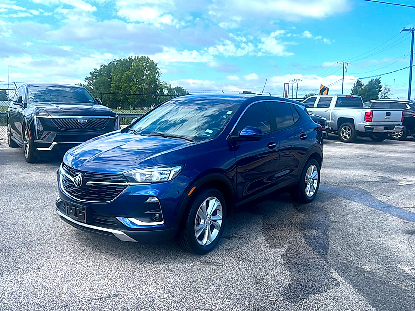 Used 2023 Buick Encore GX Preferred w/ Cold Weather Comfort Package FWD image 2