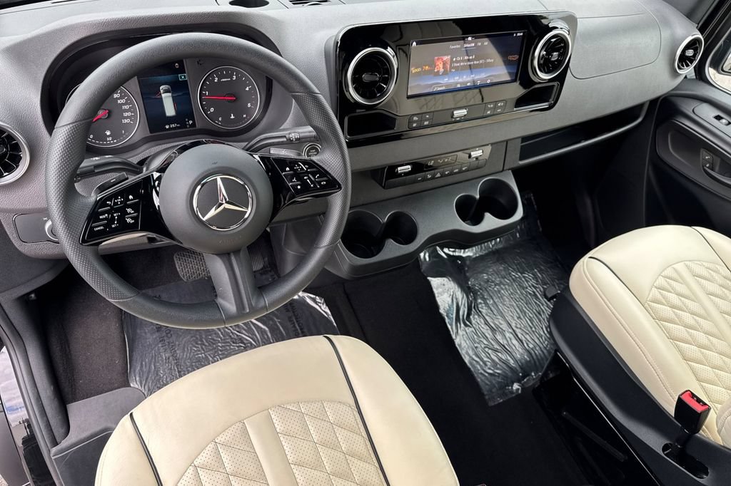Used 2025 Mercedes-Benz Sprinter 2500 image 4