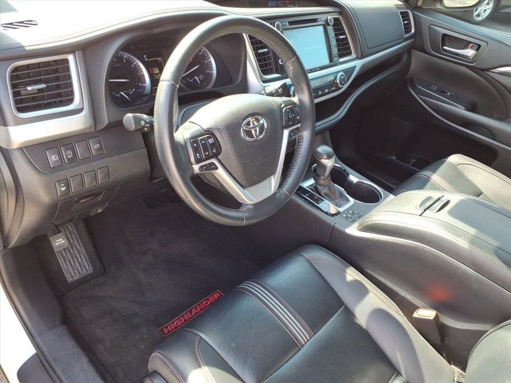 Used 2019 Toyota Highlander SE w/ Nightshade Edition image 11