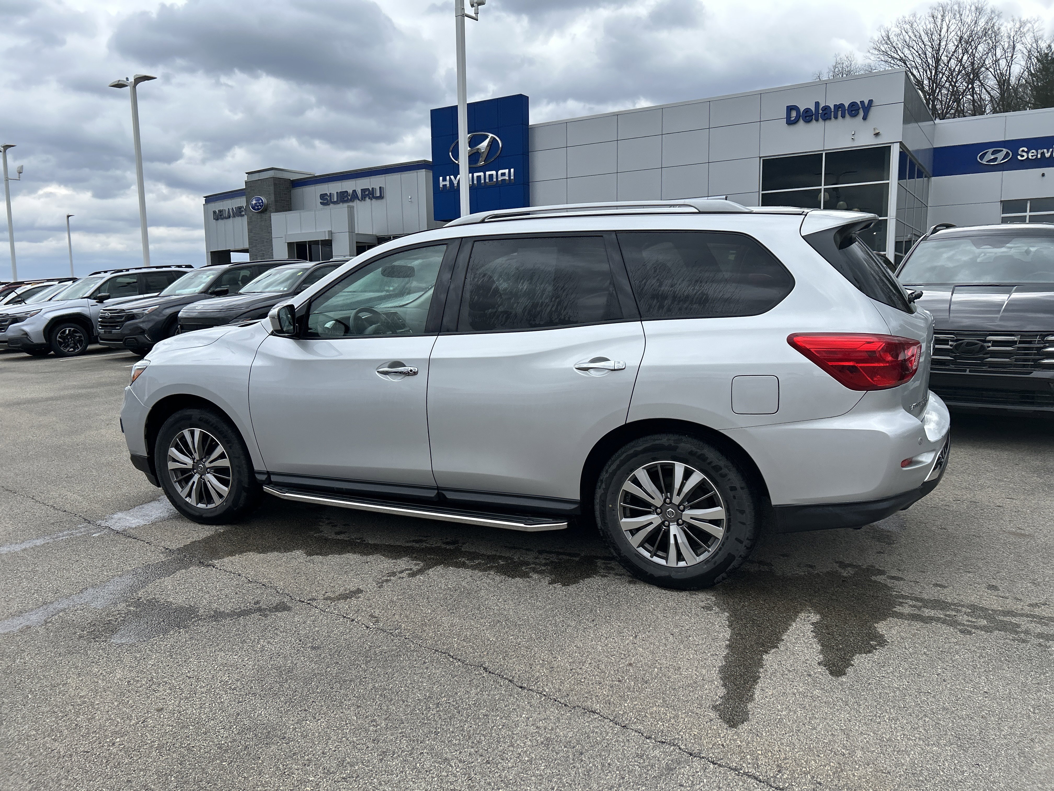 Used 2020 Nissan Pathfinder SV image 17
