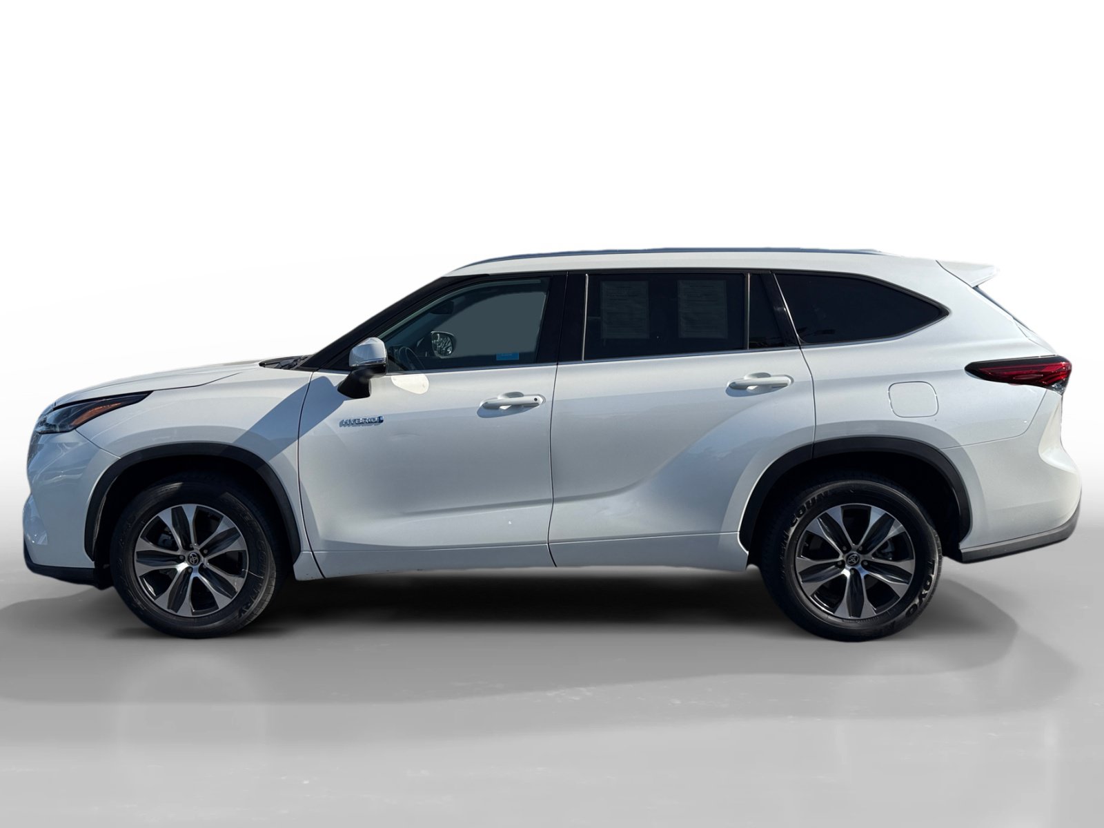 Used 2021 Toyota Highlander XLE FWD image 2