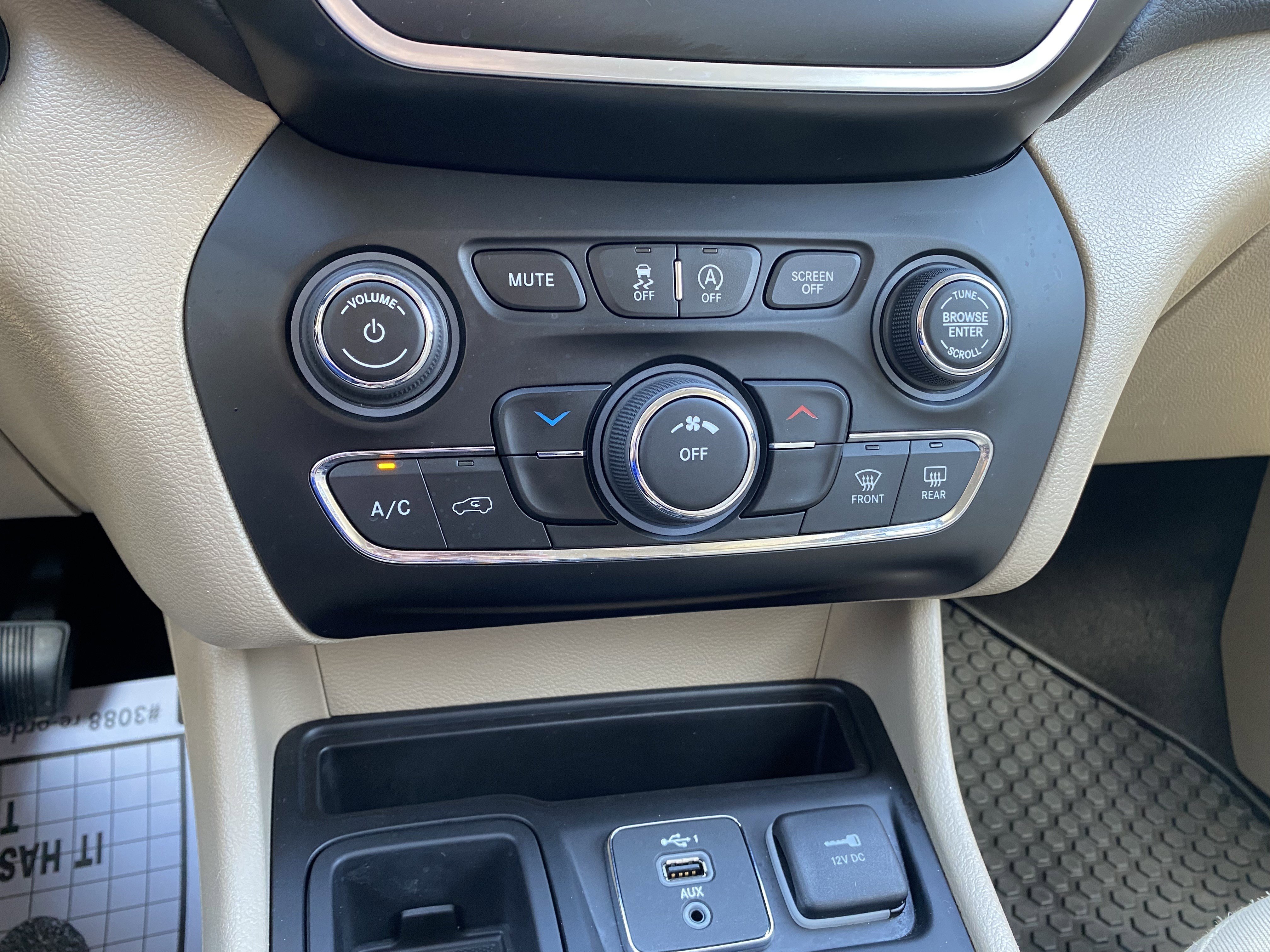 Used 2020 Jeep Cherokee Latitude w/ Cold Weather Group image 28