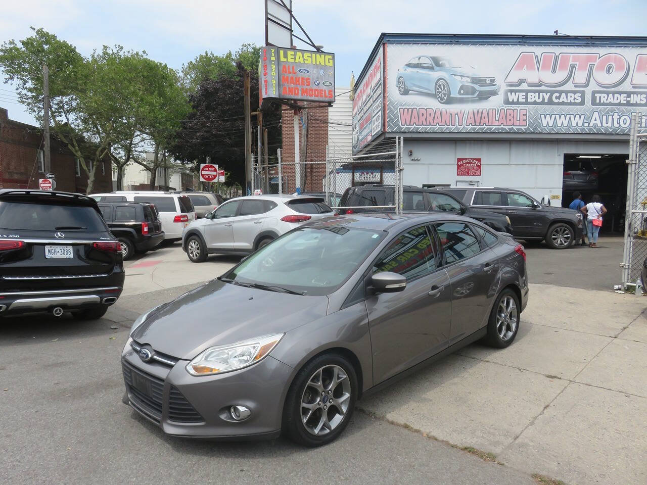 Used 2014 Ford Focus SE w/ Equipment Group 201A FWD image 2