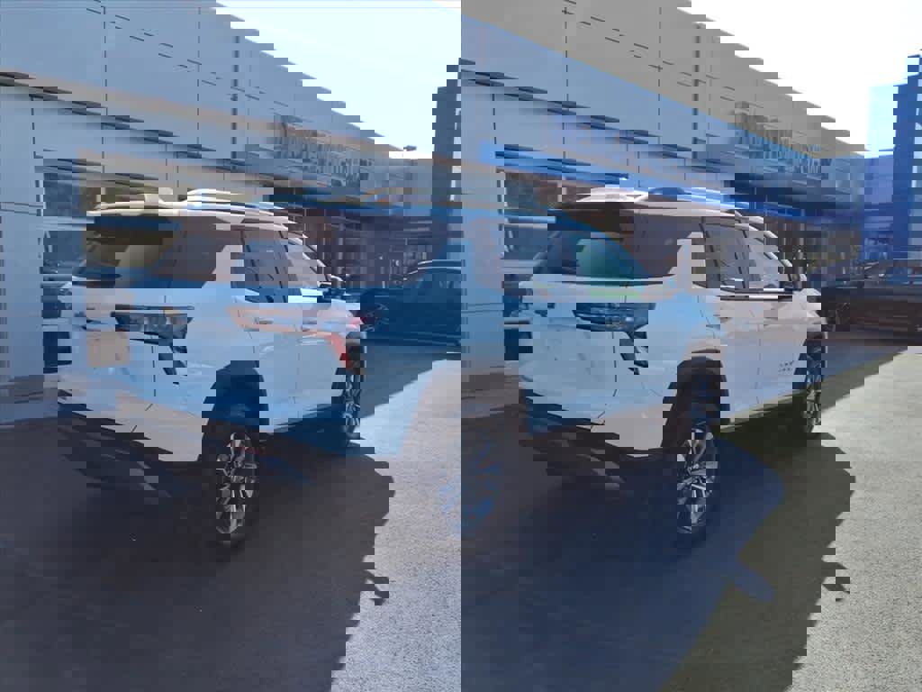 Used 2025 Chevrolet Equinox LT w/ Convenience Package II image 6