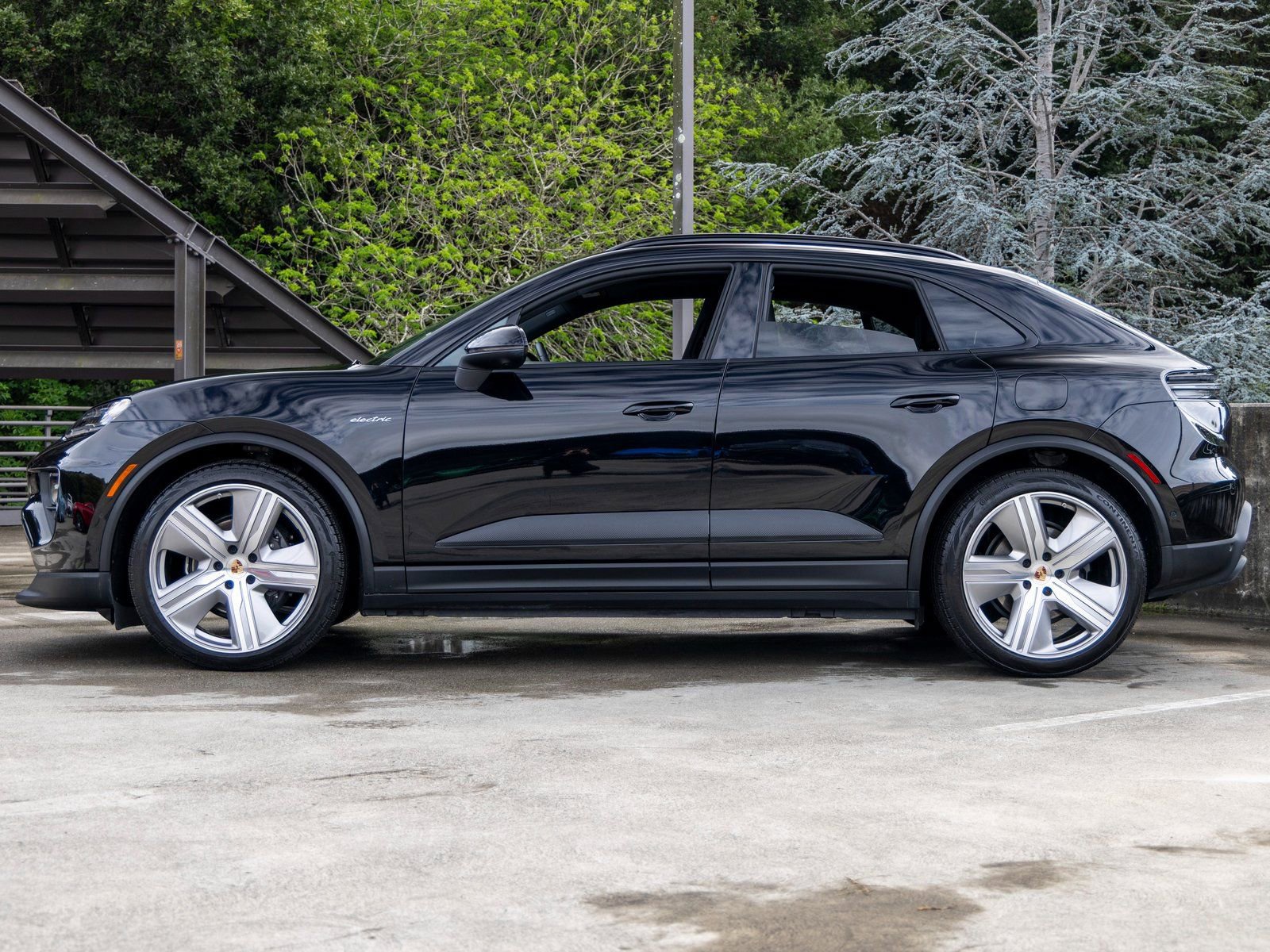 Certified 2025 Porsche Macan Electric image 2