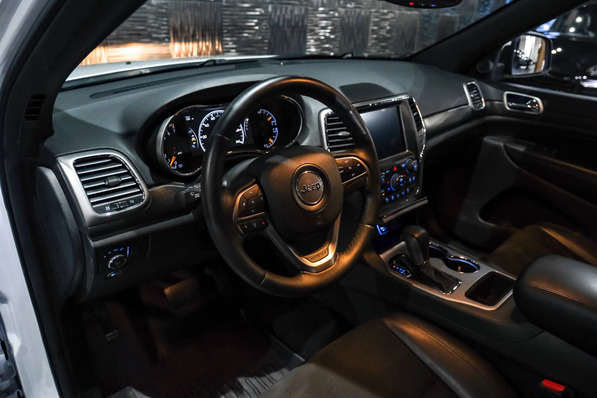 Used 2018 Jeep Grand Cherokee Altitude AWD/4WD image 3