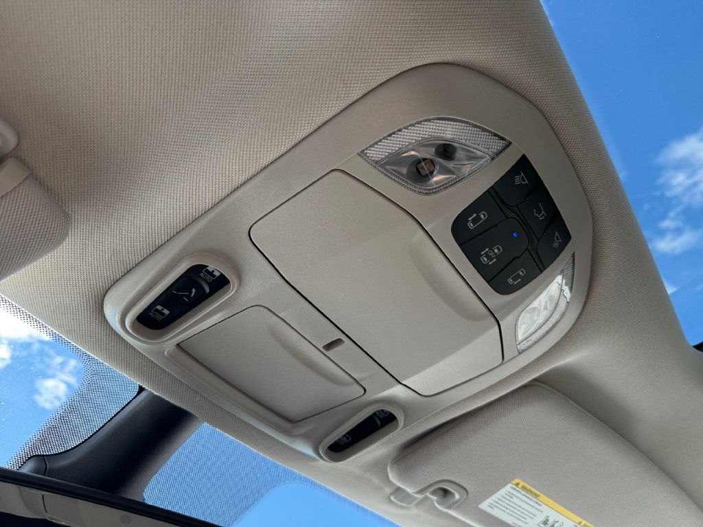 Used 2023 Chrysler Pacifica Limited w/ Uconnect Theater Family Group FWD image 33