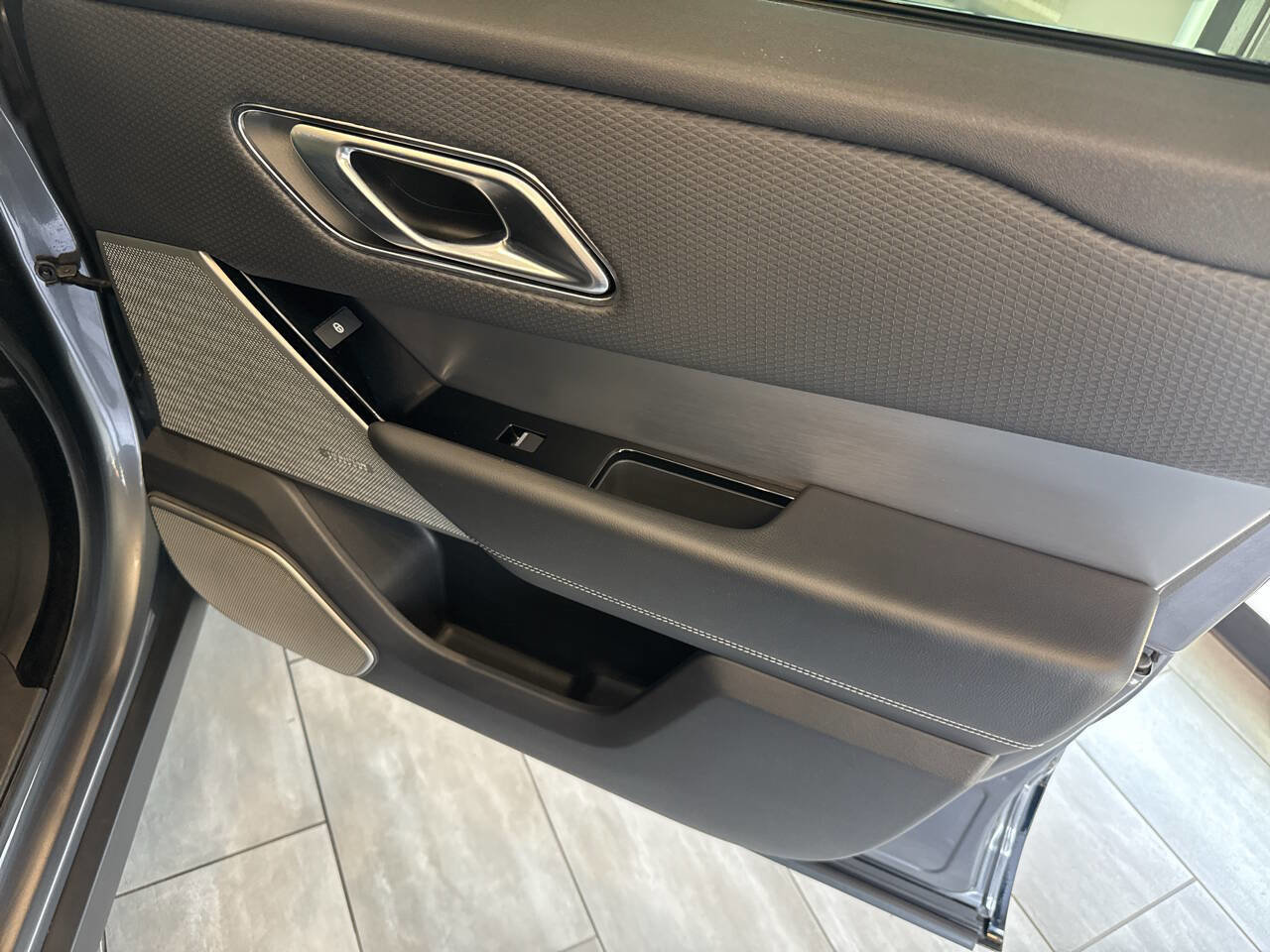 Used 2019 Land Rover Range Rover Velar R-Dynamic SE image 23