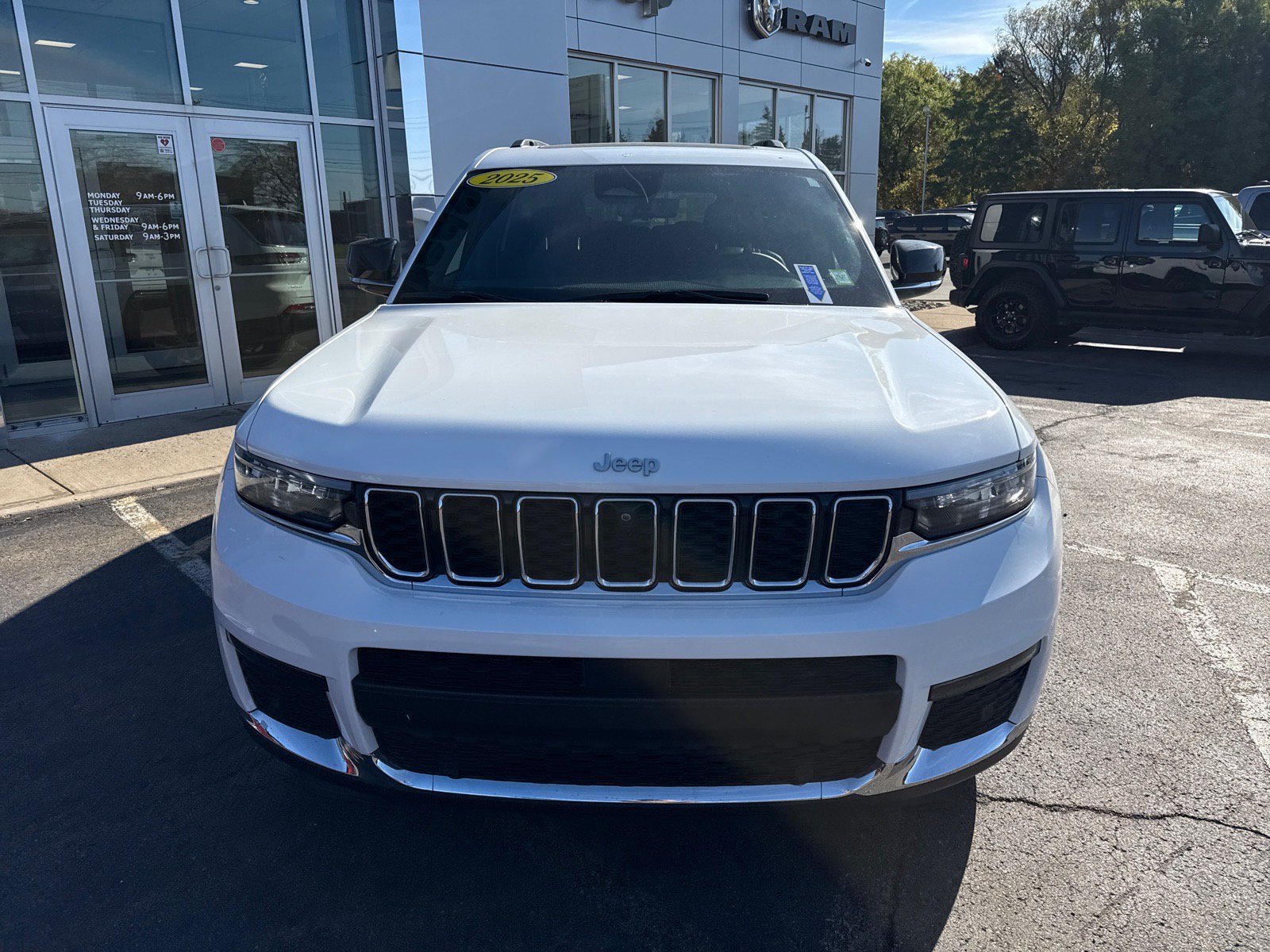 Used 2025 Jeep Grand Cherokee L Limited w/ Luxury Tech Group II AWD/4WD image 8