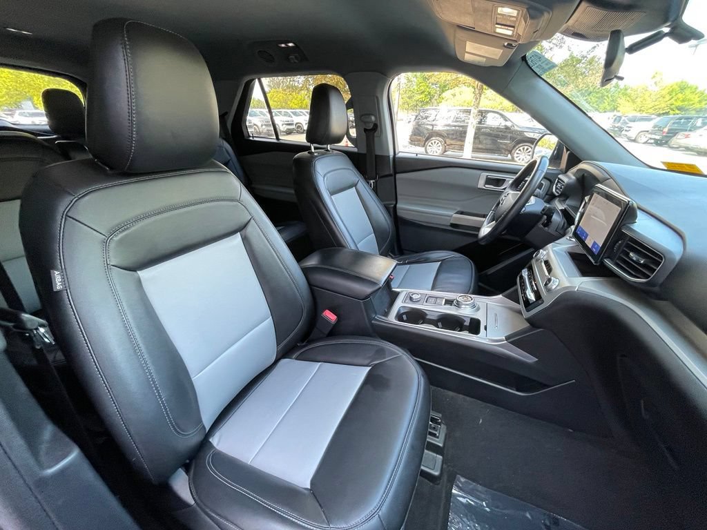 Used 2022 Ford Explorer XLT w/ Equipment Group 202A AWD/4WD image 32