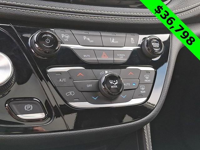 Used 2025 Chrysler Pacifica Premium image 17