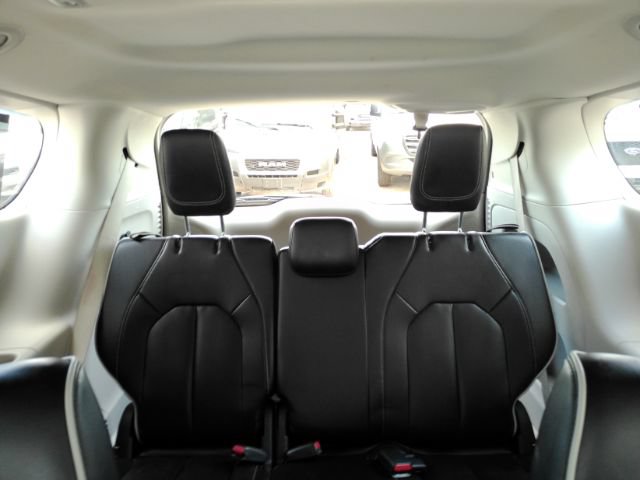 Used 2023 Chrysler Pacifica Limited FWD image 38